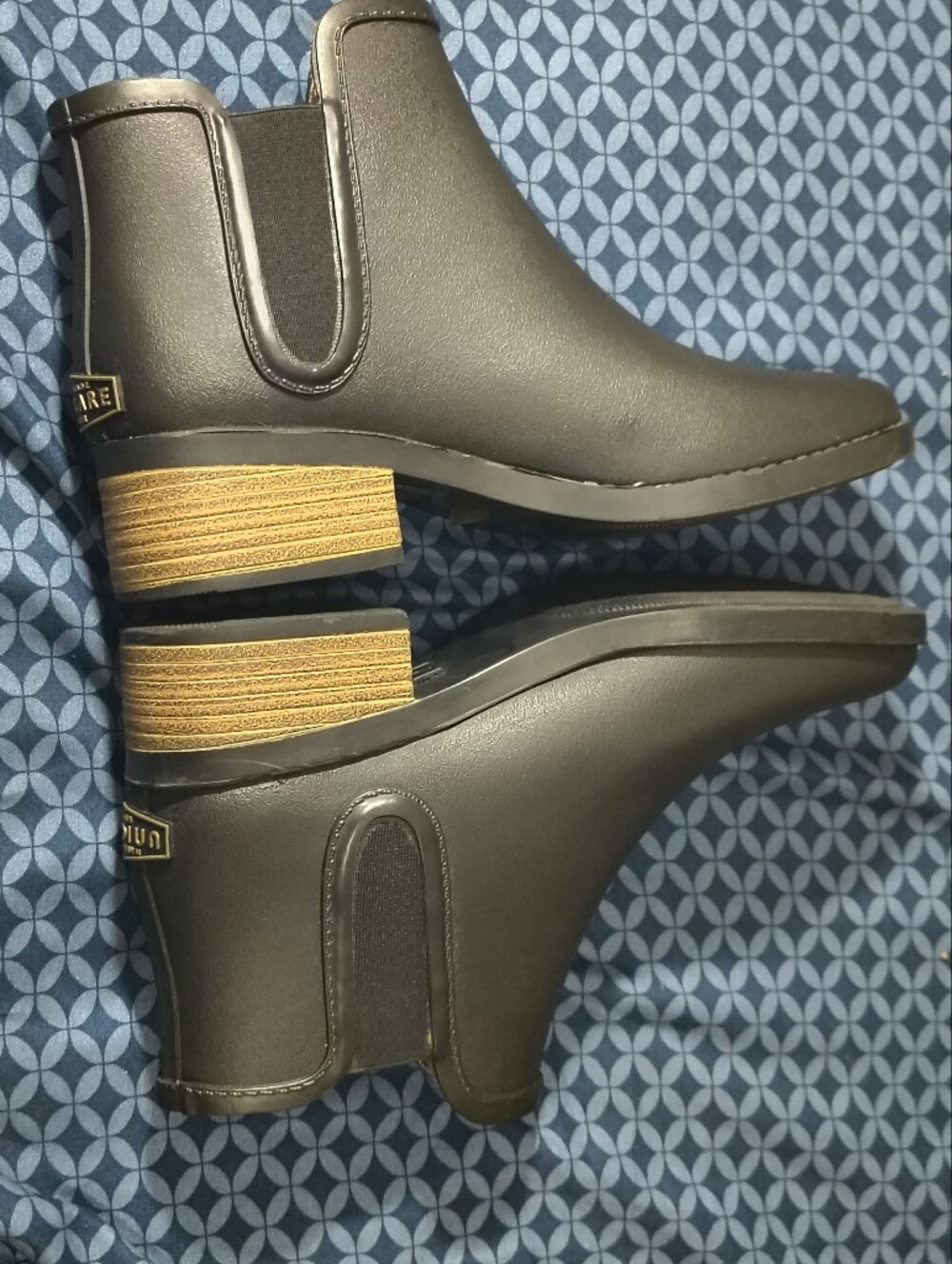 Unicare Women’s Black Rubber Chelsea Ankle Boots Pull-On Round Toe US 7 EU 37 - Picture 2 of 8